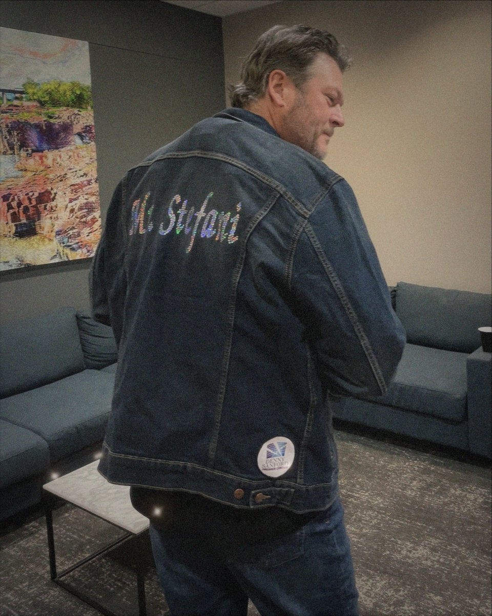 gwenstefani's tweet photo. someone got a new jacket, i wonder who it could be 🧐🥰 gx @blakeshelton #BackToTheHonkyTonk https://t.co/WrnjZqjPeJ