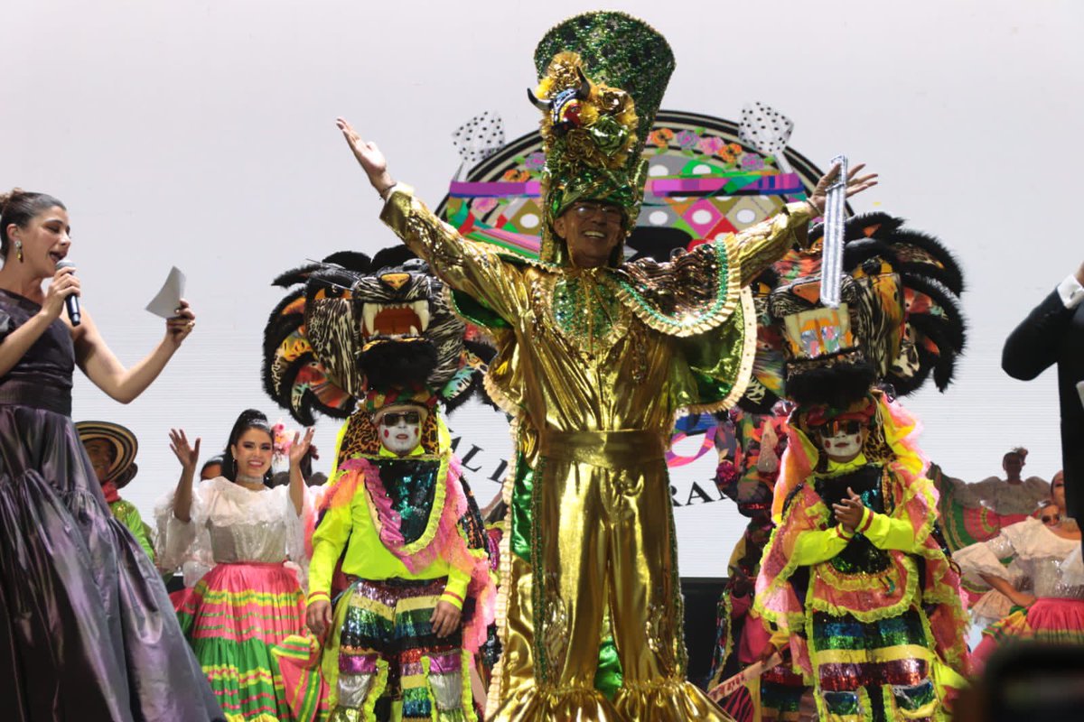 Sebastiang2023's tweet photo. ¡BARRANQUILLA AQUÍ ESTÁ TU REY MOMO! 😍
Hoy se cumple un sueño que desde hace rato venia trabajando y hoy se hace realidad. 👏🏽 Gracias a todos por su amor y apoyo durante este proceso. 👑 Desde hoy comienza el #Carnaval2023 como es. ❤️ https://t.co/mJgLE2VY2K