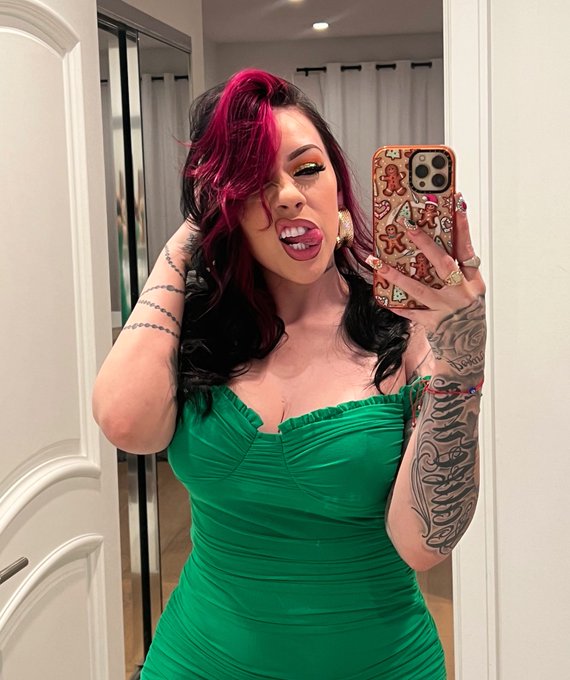 Hi&hellip;it&rsquo;s your favorite 😈💚 https://t.co/ofd37DB3hr