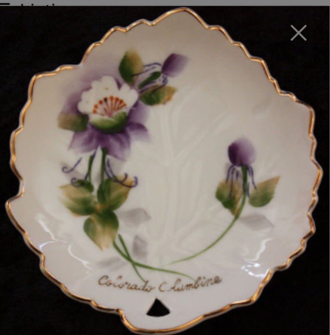 emmasattic98's tweet photo. Vintage Colorado Columbine Souvenir Leaf Plate by EmmasAtticTreasures https://t.co/nXR7Il1l5G via @Etsy #LeafPlate #Souvenir #ColoradoColumbine #GoldPaintedRim https://t.co/1yTToZDBRx