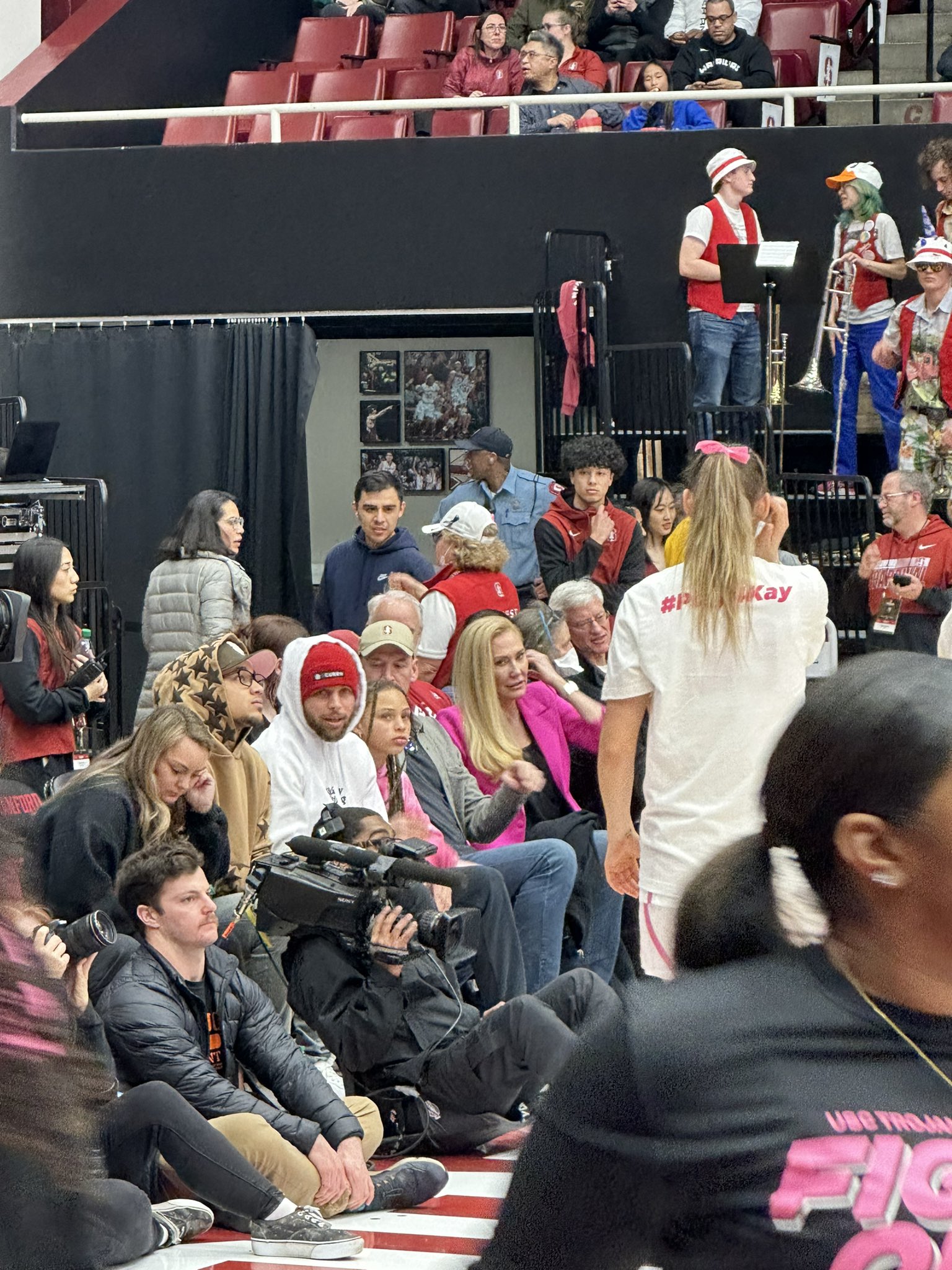 Alex Simon on Twitter: "Steph Curry just walked in at Maples Pavilion. He'll be sitting on the baseline where Stanford is attacking in the first half. As @juliasulek reported last March, Curry