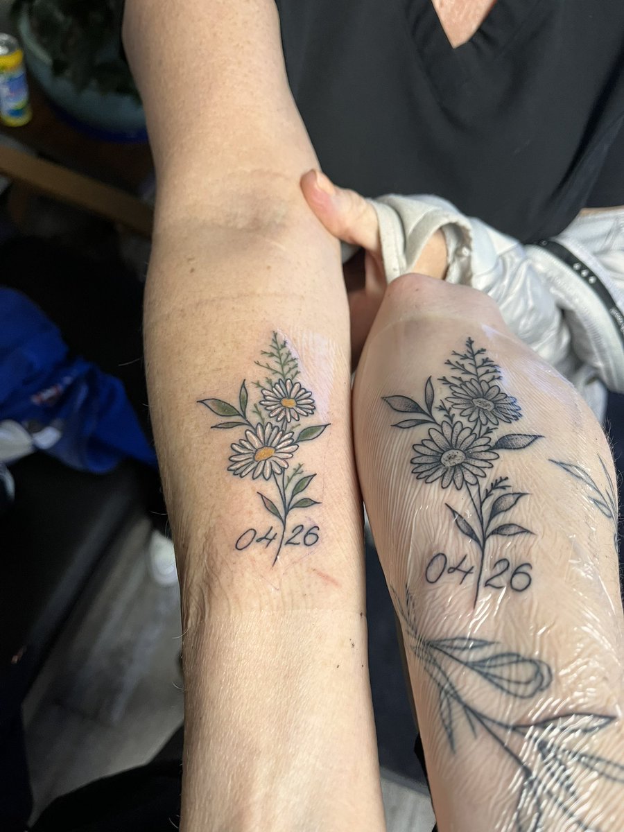 ItsMercey's tweet image. Mom and I got matching tattoos! 🫶🏻 mine is on the right! 

We share the same bday and our birth flower is a daisy (:
