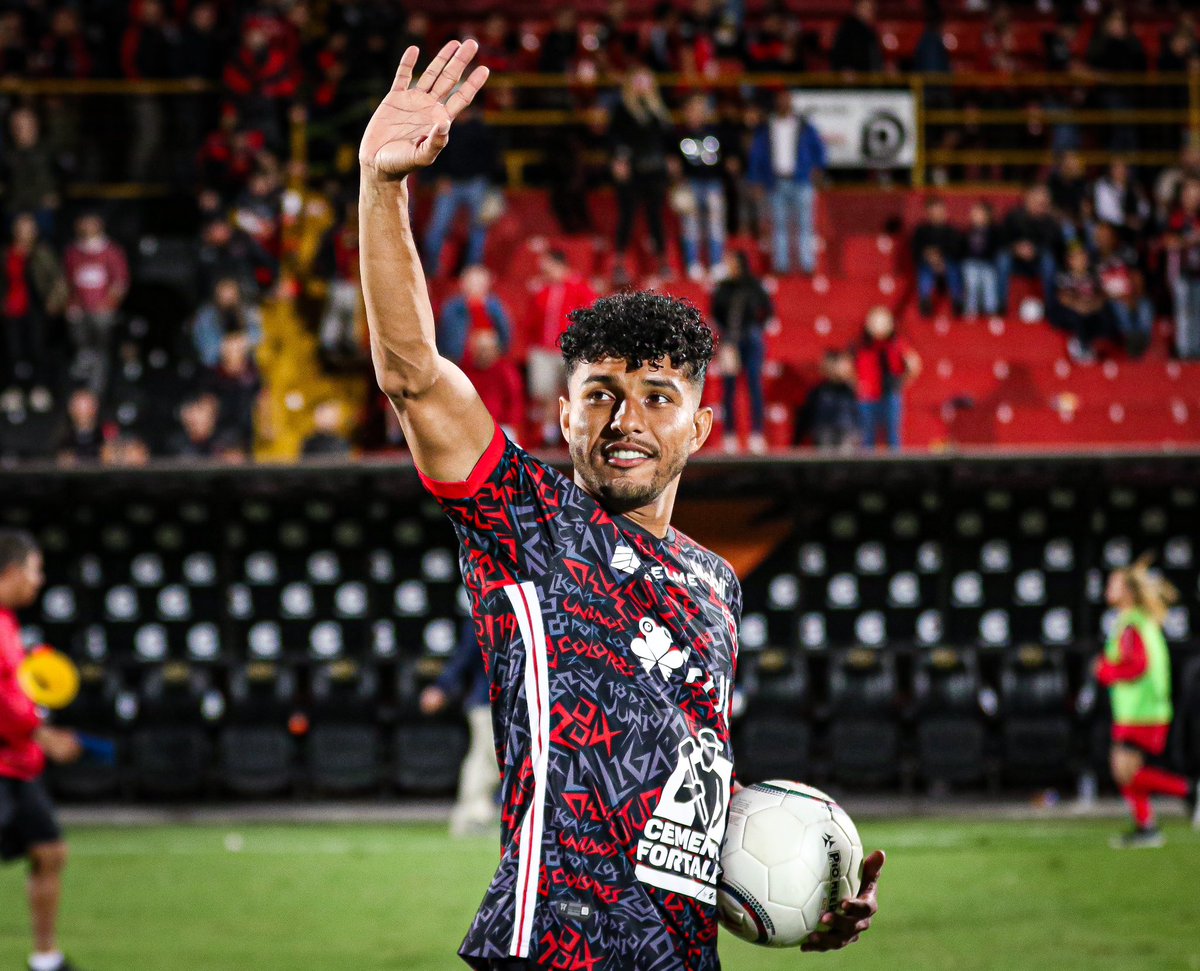 El que mete 3 se lleva el balón. 😅⚽️👋🏽
¡VAMOS LIGA! 🔴 ⭐️⚫️