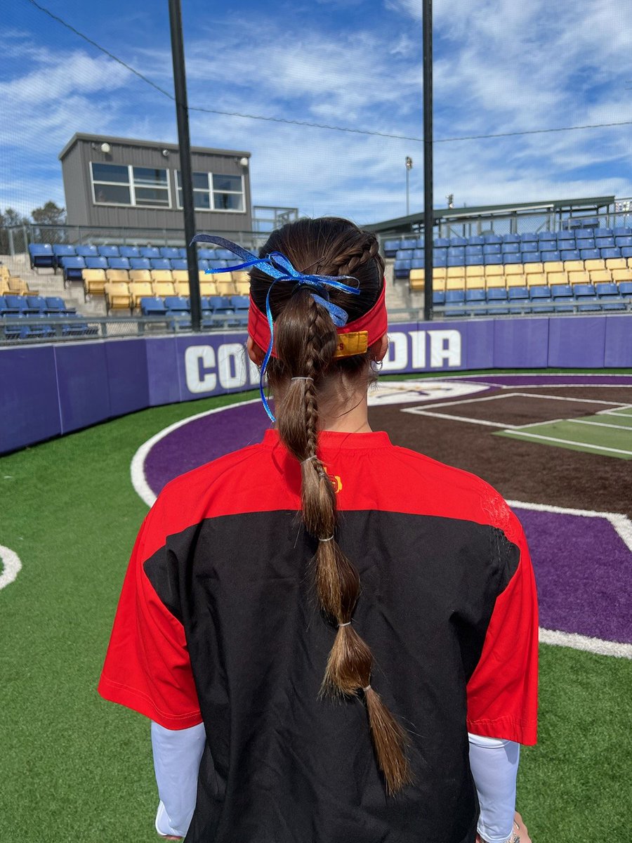 EmMandDMama's tweet photo. Celts pick up a split β€οΈπ So inspiring to see the girls wearing blue ribbons along with D as a tribute to Kight ππ’ She has taken the loss pretty hard and it means so much to see her teammates holding her up and supporting her through it β€οΈ #ForYouKight #DMoneyπ° #tripleπͺ https://t.co/KW7i0jHJAL