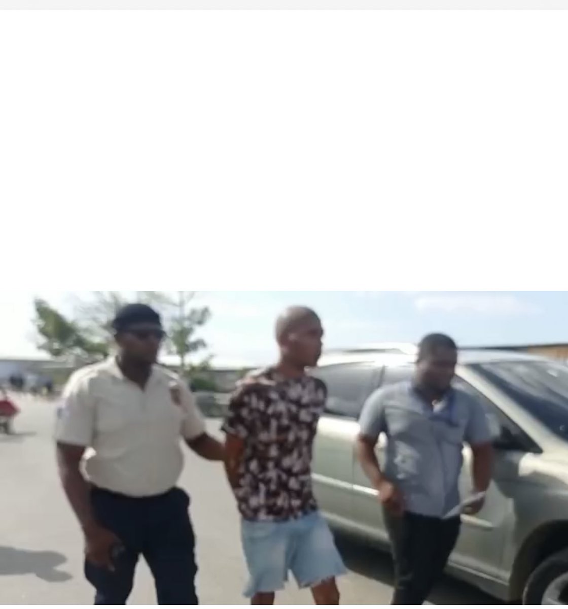 Consulado Dominicano en Juana Mendez logra liberación de Dominicano preso en Haití por cruzar sin visa/ documentos. Estuvo encarcelado varias semanas. 

¿Qué pasaría si RD apresara y encarcelara por tiempo indefinido haitianos indocumentados? 

📷 Ramón Medina para CDN