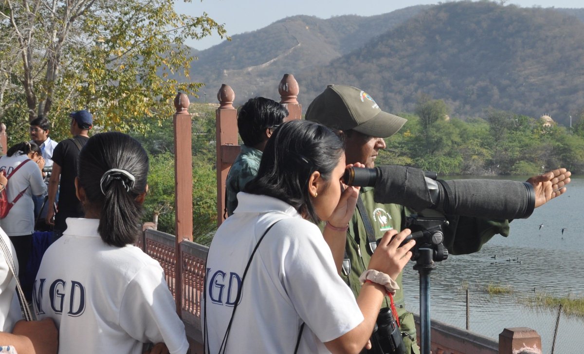BirdingFair's tweet photo. @ChildrenAcademy @svpublic @TPS The 26th Indian Birding Fair (Jaipur, India) was dedicated to Raptors. About 1,900 students-teachers and citizens interacted on how to conserve such birds of prey. Sonika Kushwaha and Govind Tiwari led the choir. Forest Department and WWF-India supported it; an outstanding event. https://t.co/vrPy5IIXUU