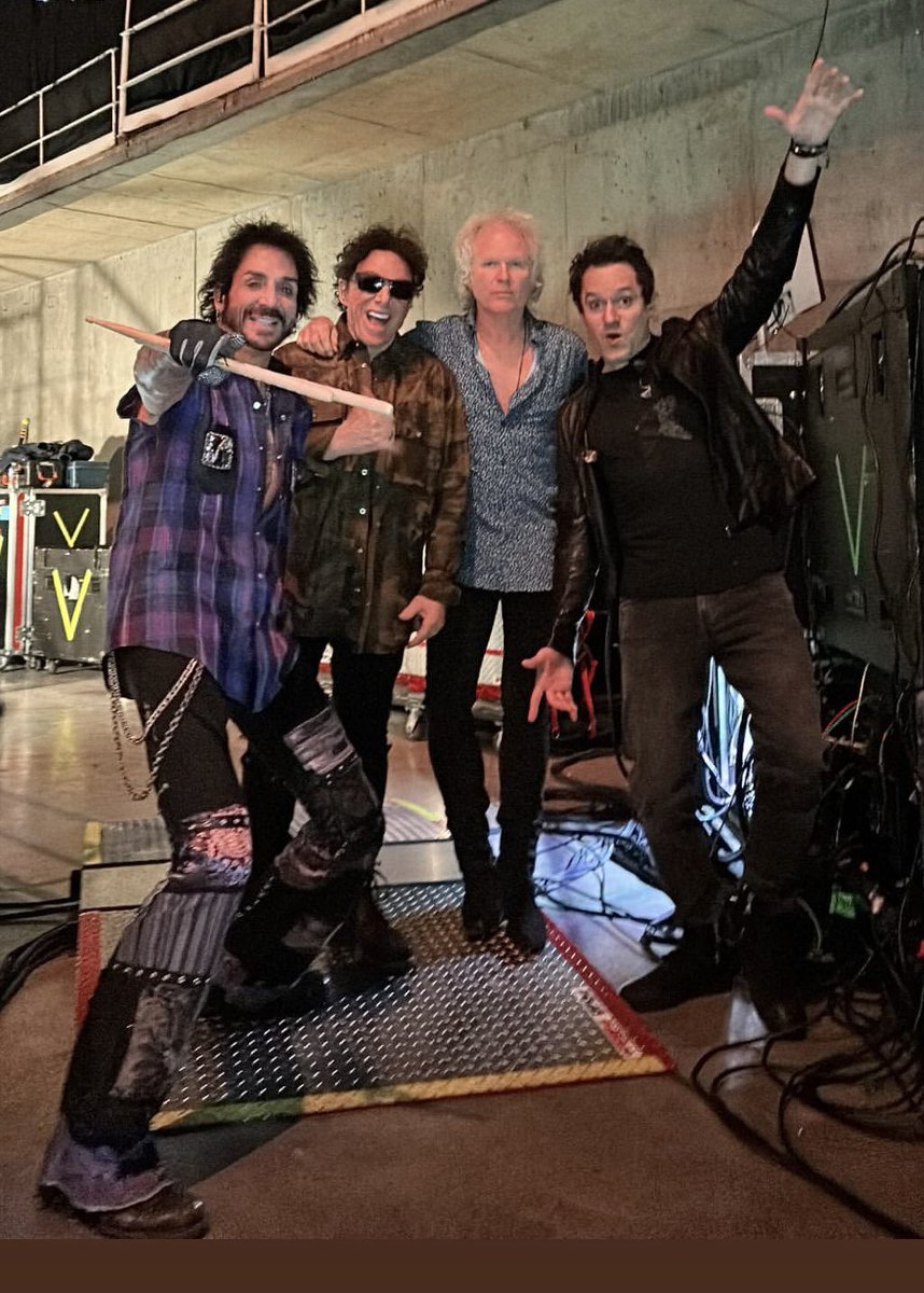 Pre-show Knoxville!! Ready to RAWK🤘🏻😜
#journey50thanniversarytour #deencastronovo #TeamDeeno
@NealSchonMusic #toddjensen #jasonderlatka 
📷 Neal & Michaele Schon