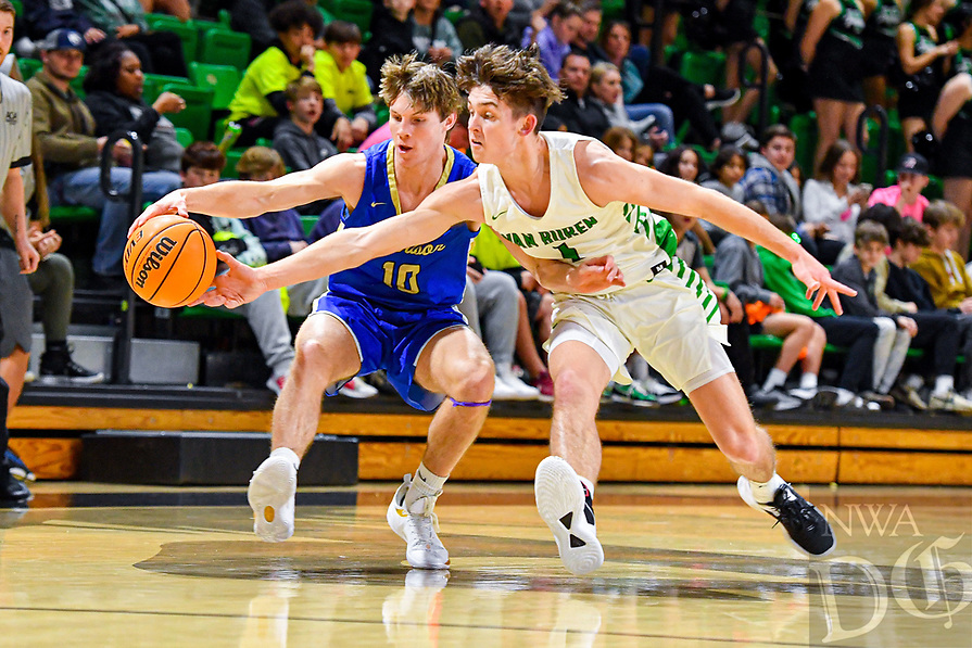 NWADemGazPhotos's tweet photo. ON POINT: @pointerbball win their fourth straight 5A-West contest with a 59-40 win over @GobsBasketball Friday night at Clair Bates Arena in Van Buren.

PHOTO GALLERY: https://t.co/rPZUpwUcOb

STORY by @barclayalmanac in Saturday's sports section of the @nwademgaz https://t.co/pViZtU1Bmc