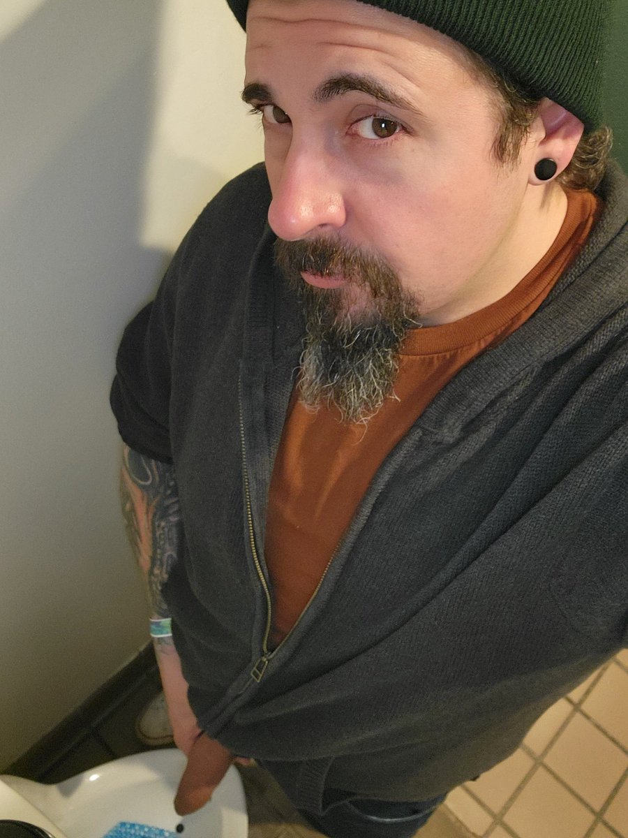 MisterA780313's tweet photo. Bar urinal doin that selfie thang https://t.co/BYpWcMMNMo