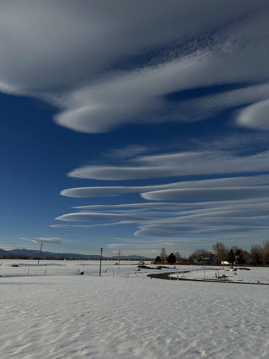 RT @LaurenCBS4: The lenticular clouds were SO cool today! These were taken in Berthoud by George Garmany. #cowx https://t.co/xYAm0oFec5