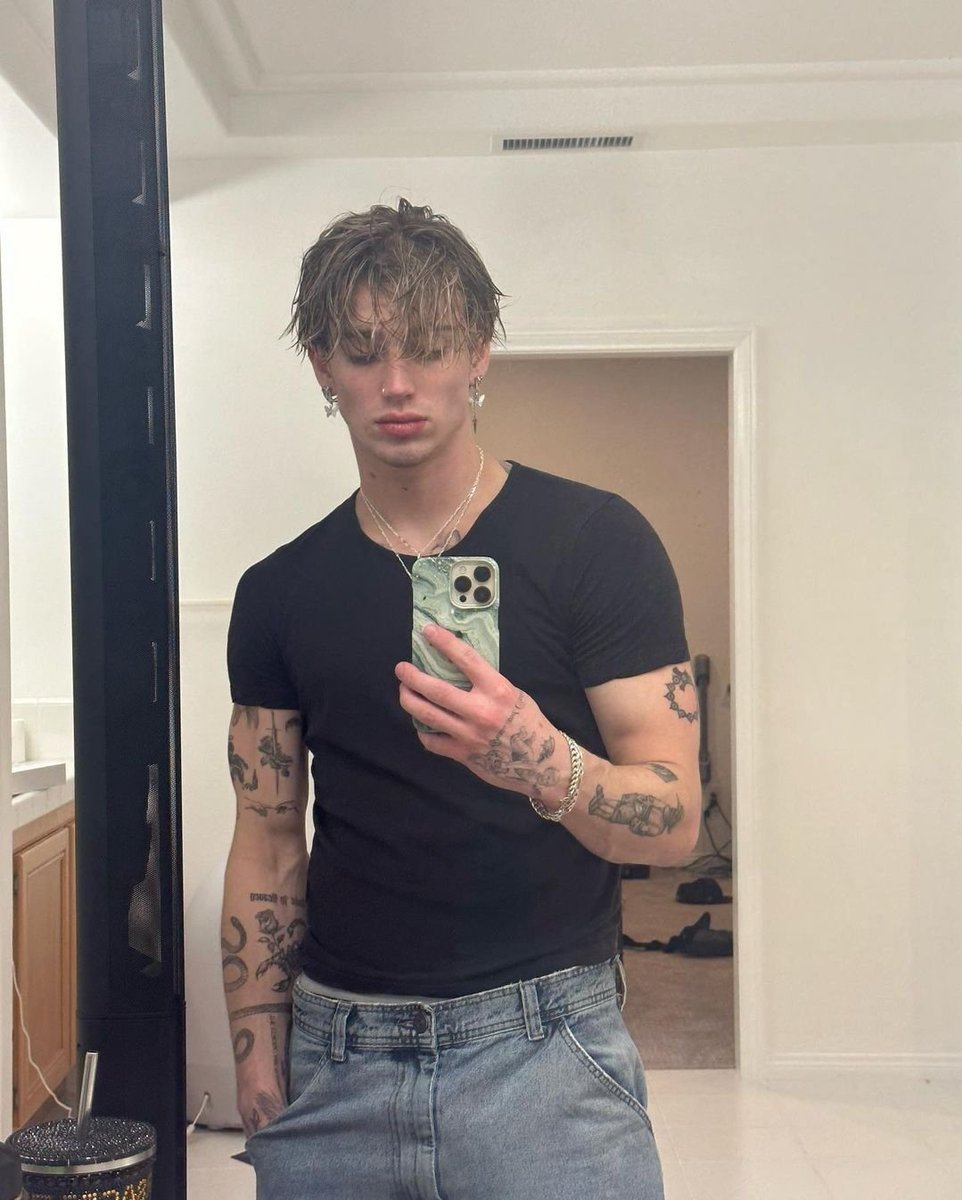 Fiquei desaparecido, que cortei o cabelo🫠