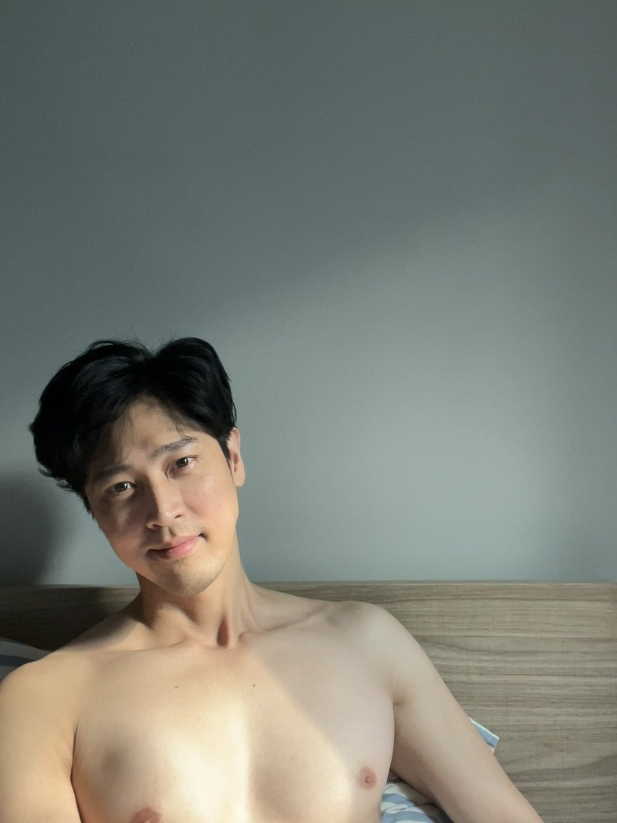 ko_tawalit's tweet photo. วัยเลข4มันไม่โหดร้ายกะเราขนาดนั้นหรอก ถ้ารู้จักดูแลตัวเอง เลเซอร์ ฟิลเลอร์ โบท้อก นี่ทำประจำอยู่แล้ว แต่คอลลาเจนนี่ไม่ค่อยนี่ลองเริ่มกิน @Jinofficial_th มาเดือนนึงรู้สึกว่าผิวตัวเองมันลื่นมันเนียน เฮ้ยฟีลมันดีจนไม่อยากเก็บผิวไว้ลูบคนเดียว 😂 https://t.co/GSnhiuGGn1
