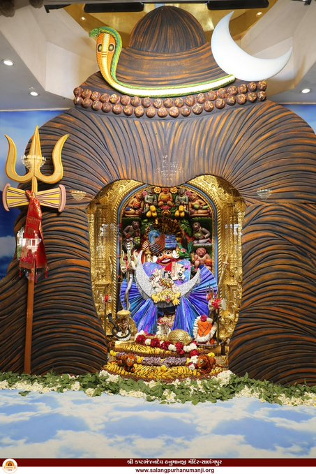 News18Guj's tweet photo. મહાશિવરાત્રિ ઉત્સવ નિમિતે સાળંગપુર સ્થિત શ્રી કષ્ટભંજન હનુમાન દાદાને દિવ્ય શણગાર 🙏🙏🌹🌹 https://t.co/wBokRpu1cL