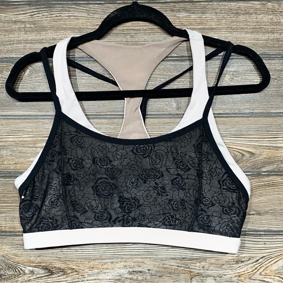 nellecat29's tweet photo. So good I had to share! Check out all the items I'm loving on @Poshmarkapp #poshmark #fashion #style #shopmycloset #41hawthorn #fabletics: https://t.co/0pwpgfWkN4 https://t.co/QLVJdc1Cjq