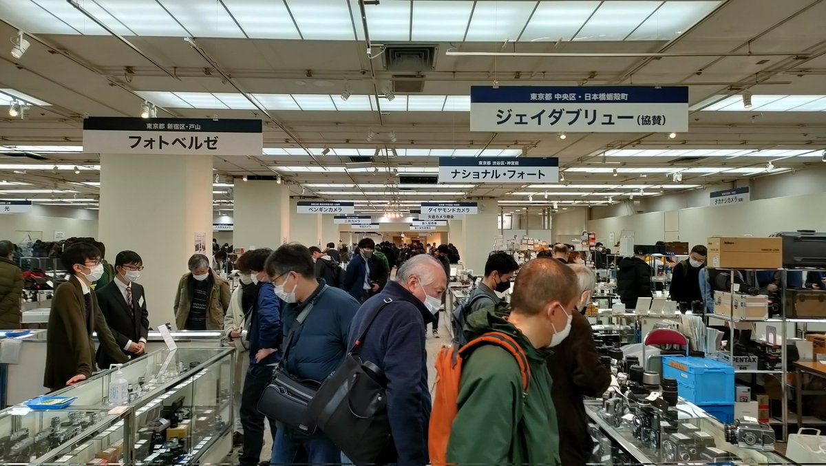 GraphyRokkor's tweet photo. 松屋の中古カメラ市
2022年より人が多い感じがする
ここでminoltaを見つけるのはとても難しい（笑） https://t.co/9j9C5c8KLf