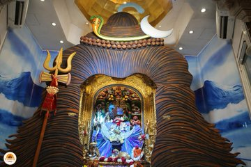 News18Guj's tweet photo. મહાશિવરાત્રિ ઉત્સવ નિમિતે સાળંગપુર સ્થિત શ્રી કષ્ટભંજન હનુમાન દાદાને દિવ્ય શણગાર 🙏🙏🌹🌹 https://t.co/wBokRpu1cL