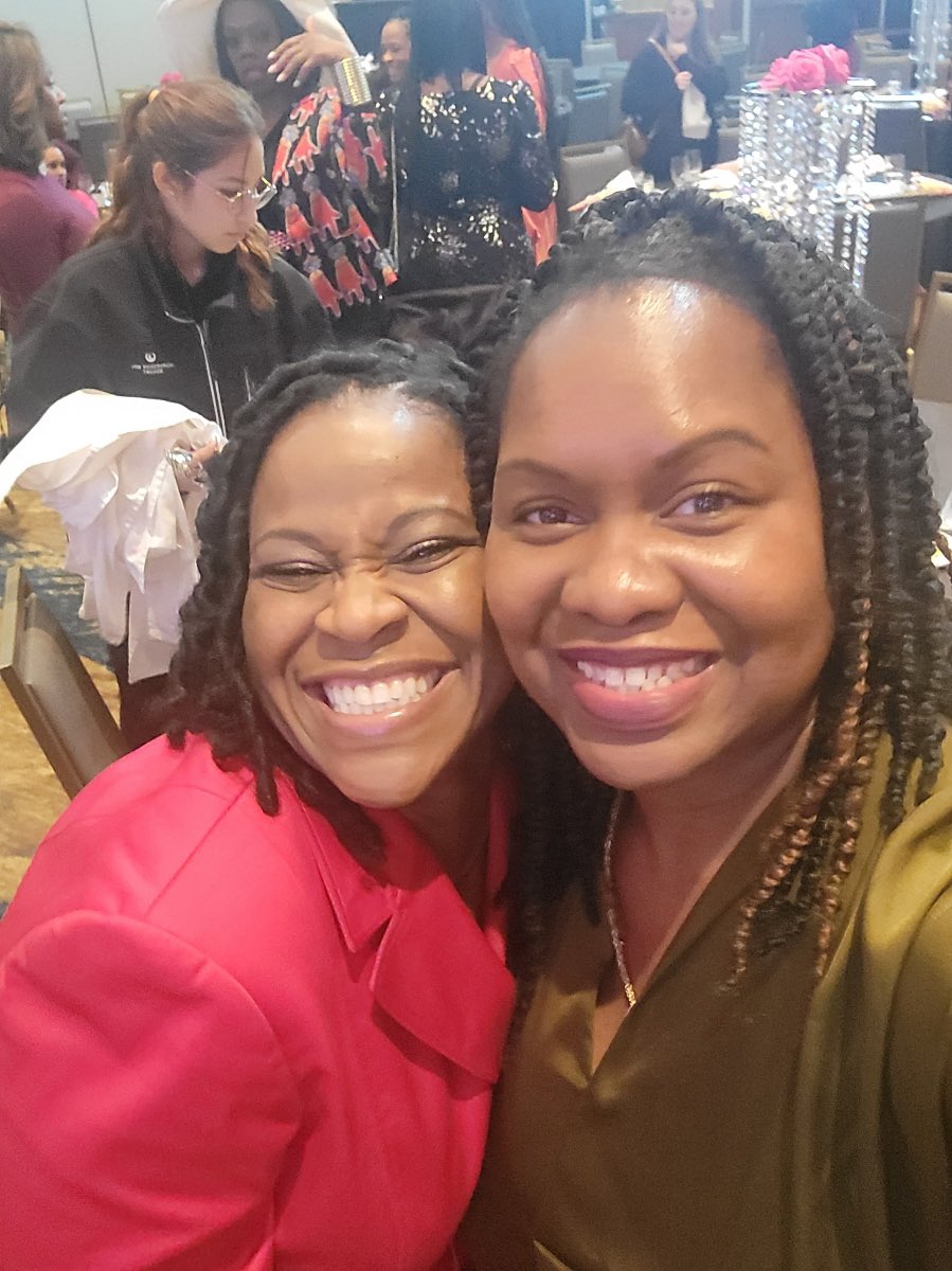 Courtney Holman Clark tweet media