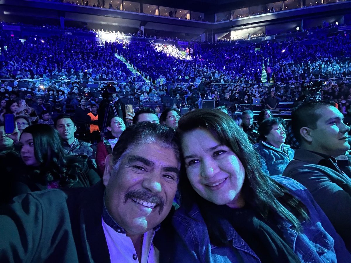 profrsantiago's tweet photo. Que mejor manera de cerrar la semana del amor 🧡 que disfrutando del concierto del #30aniversario del grupo que vale lo qué pesa @grupo_pesado Te amo 😘💕❤️ Isabel gracias por tanto. #mitadymitad #mundodeamor QUÉDATE A SOÑAR CONMIGO TE VOY AMAR https://t.co/QFecHQQK8g