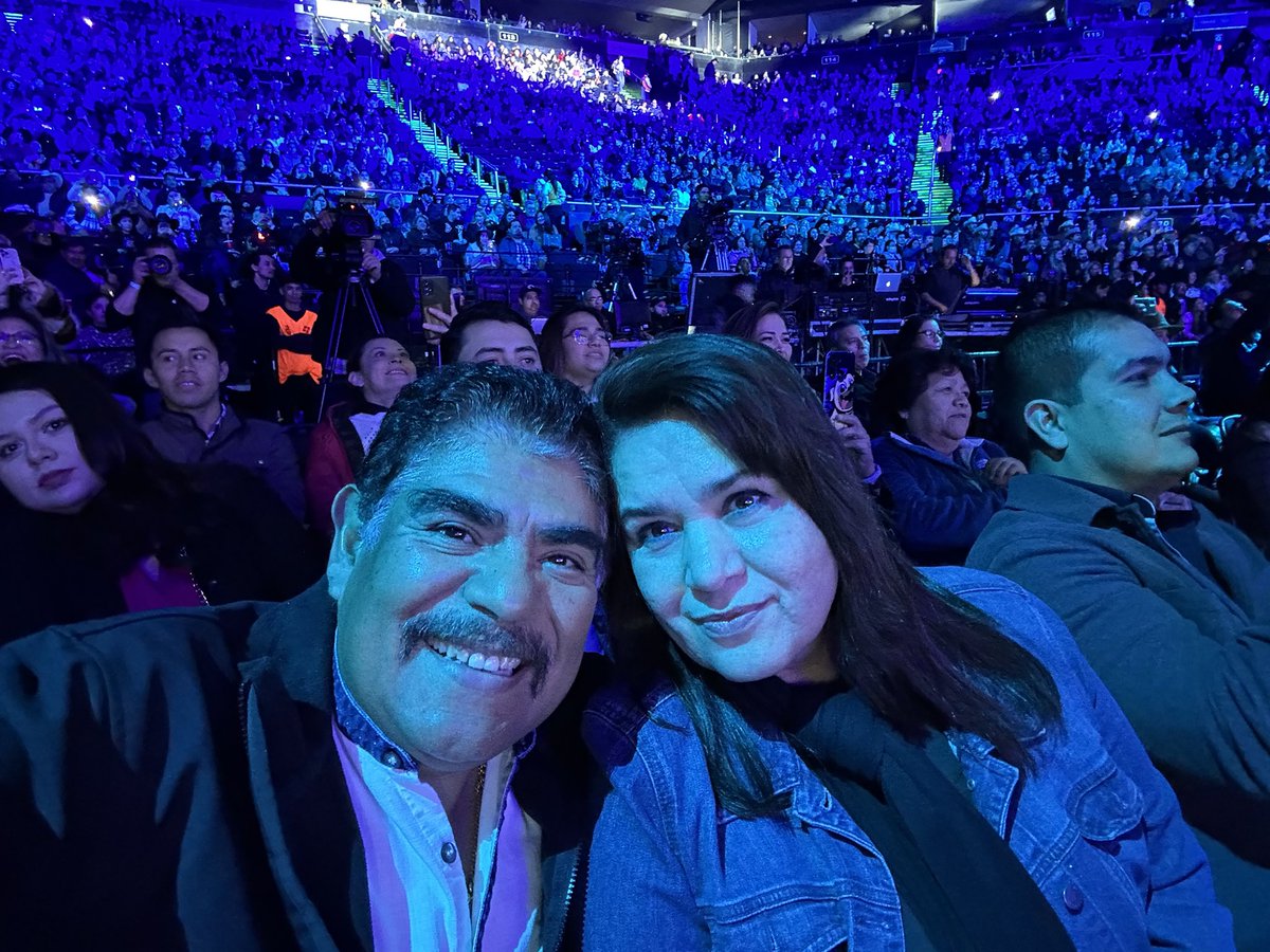 profrsantiago's tweet photo. Que mejor manera de cerrar la semana del amor 🧡 que disfrutando del concierto del #30aniversario del grupo que vale lo qué pesa @grupo_pesado Te amo 😘💕❤️ Isabel gracias por tanto. #mitadymitad #mundodeamor QUÉDATE A SOÑAR CONMIGO TE VOY AMAR https://t.co/QFecHQQK8g