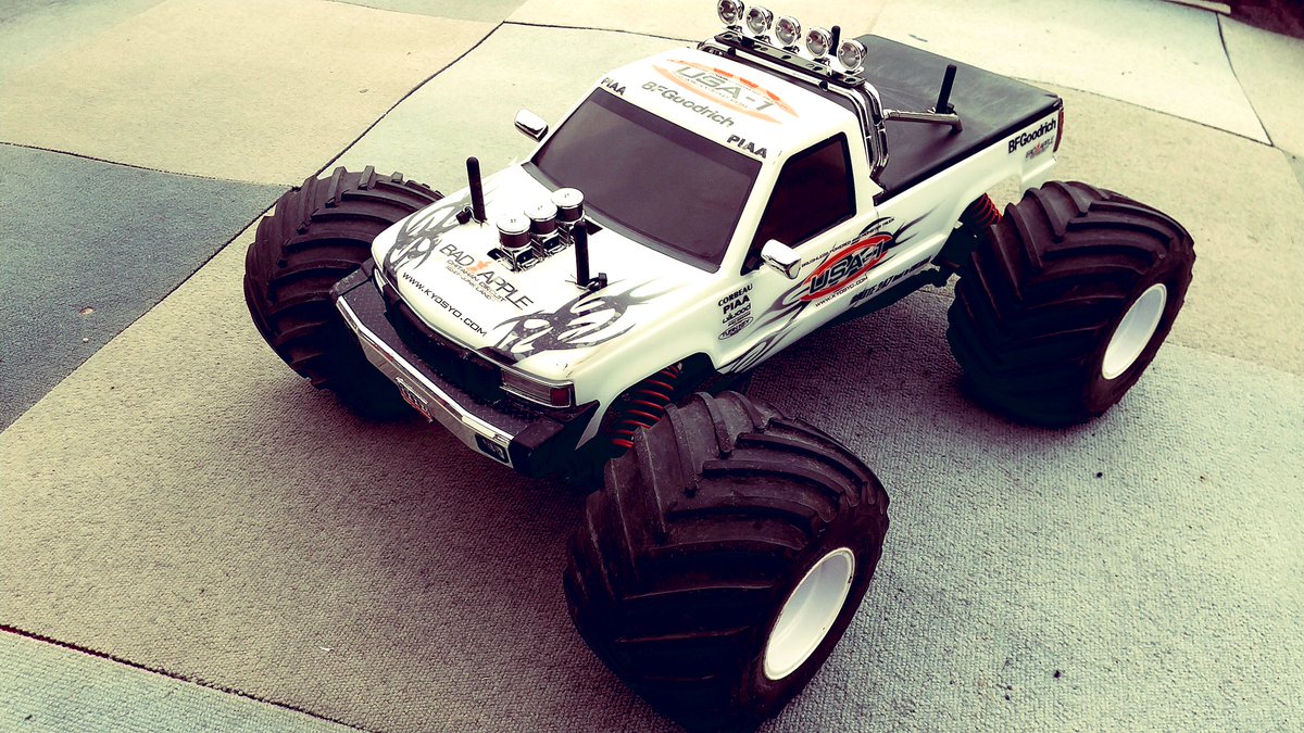 akkiy0513's tweet image. メンテしたUSA1をお昼休みにシェケダン♪
シャーシ強化ついでにローダウンローマウント、ステッカーチューンでモンスタージャムからレーシングトラック仕様に👊

#USA1
#京商RC
#CHITAHANサーキット