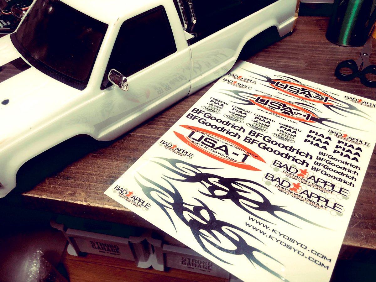 akkiy0513's tweet image. メンテしたUSA1をお昼休みにシェケダン♪
シャーシ強化ついでにローダウンローマウント、ステッカーチューンでモンスタージャムからレーシングトラック仕様に👊

#USA1
#京商RC
#CHITAHANサーキット