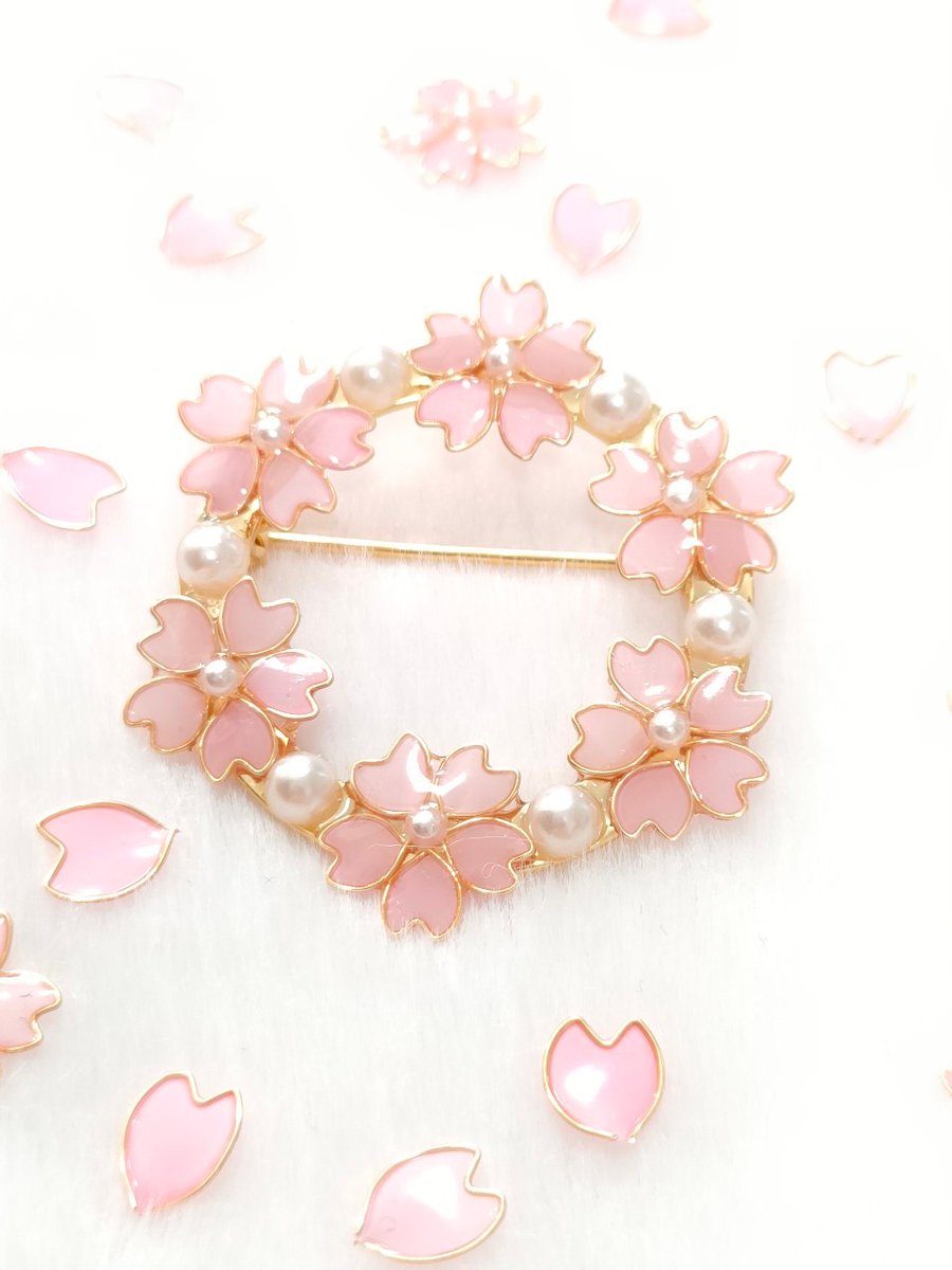 LIBERAL_JEWELRY's tweet photo. 桜のブローチができました♪
パールと桜の位置に悩んでなかなかできませんでしたが上品なブローチに✨

minneで販売させてもらってます
見ていただけると嬉しいです(^^)/

#桜#さくら#sakura#ピアス#minne#ミンネ#minneで販売中#アメリカンフラワー#Dip#Dipart#ディップアート#ハンドメイド#イヤリング https://t.co/0UuKl7YIpZ