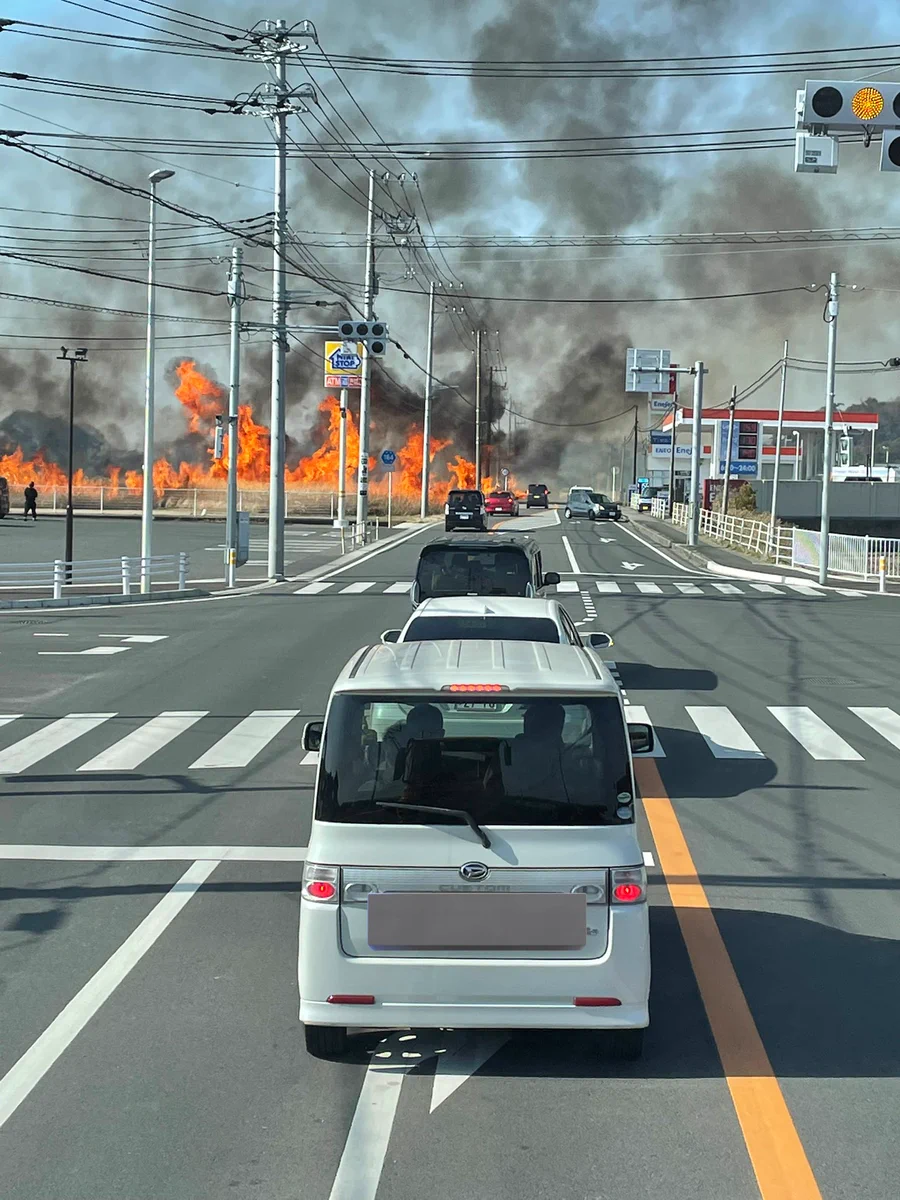 野焼きが火災！しかもガソリンスタンド目前の危機一髪‼