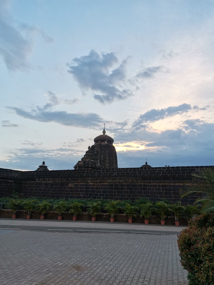 Bhubaneswar visit is incomplete without going to Prabhu Sri Lingaraj temple.
Built by Jajati keshari 2 of somavanshi .
The temple complex has >100 temples .
Glory to Jajati
Glory to Kalinga 
Glory to lord Mahadev
#MahaShivaratri2023 
#HarHarMahadev 
#LingarajTemple