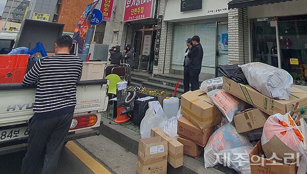 thejinboparty_'s tweet image. 🔥RT요청🔥윤석열 정권의 공안탄압을 강력히 규탄한다! 박현우, 고창건을 즉각 석방하라! 
 
국가정보원이 박현우 진보당 제주도당 위원장과 고창건 전국농민회총연맹 사무총장을 국가보안법 위반 혐의로 체포했습니다.
 
전형적인 정권위기 탈출용 공안사건 조작입니다..제발 그만 좀 하시지요!