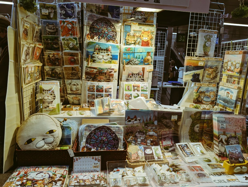marotarou's tweet photo. 久しぶりのひこ屋さん。安定の買い物。鬱子も久しぶりに描き主に会え心なしかほほえんでるような…？
かれこれ15年の付き合いとかマジで笑うw一番最初に買ったトートも今でも使ってるよー！アリガト。
鬱子の対になってる鬱子妹がいるんだけどマジで会えないwロミジュリw歴史と年齢を感じた今日この頃 https://t.co/4aNFau53Gt