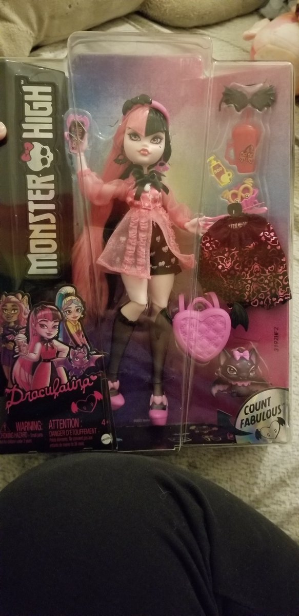 pastelmoonss's tweet photo. How dedicated am I? I just spent $40 on my second Draculaura just so I can have a silly clown girl https://t.co/2cfeZug6uc