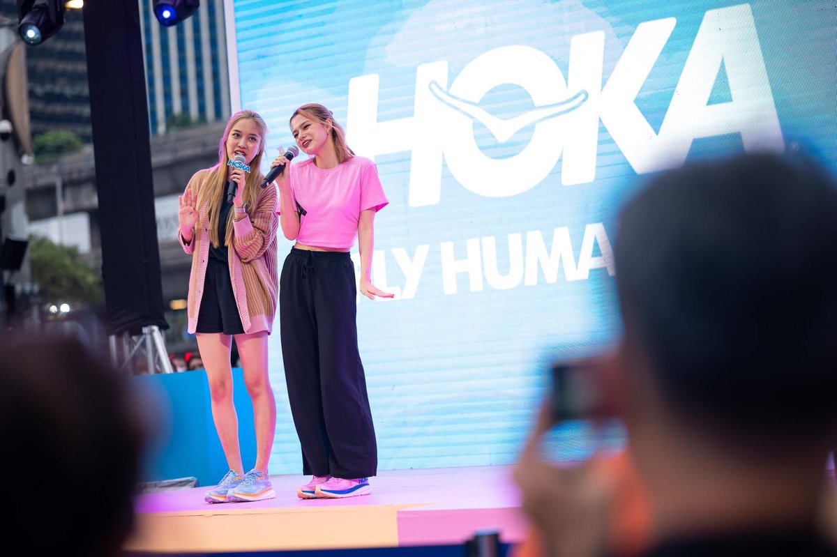 idolfactorynews's tweet photo. 💬ภาพบรรยากาศสุดฟิน ❤ ในงานเปิดตัว HOKA Clifton 9 กับ 2 นักแสดงนำ GAP The Series ทฤษฎีสีชมพูอันโด่งดัง "ฟรีน-เบ็คกี้"
🖇https://t.co/jD7vmchUI7
#ฟรีนเบค #HokaTH
#FreenBeckyXHOKAClifton9 #HOKAXFreenBeck https://t.co/u9N29OjiBl
