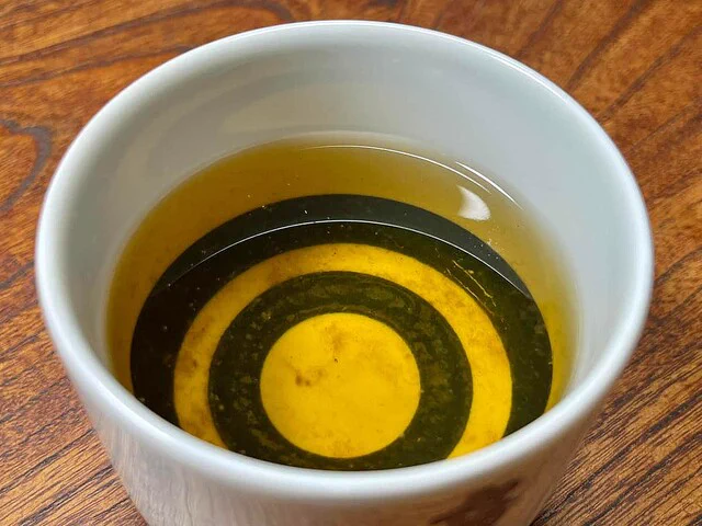 これ飲めるやつ…？床下から発見されたのは、貴重な大吟醸だった。