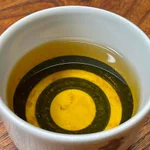 これ飲めるやつ…？床下から発見されたのは、貴重な大吟醸だった。