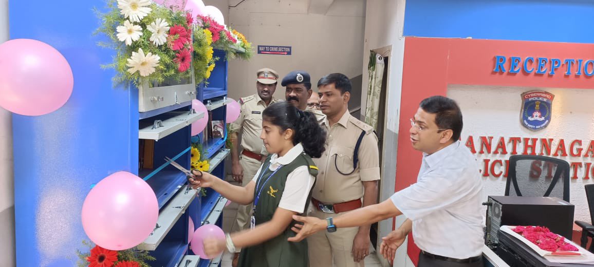 cyberabadpolice's tweet photo. 6వ తరగతి చదువుతున్న ఆకర్షణ అనే పాప @cpcybd గారికి సనత్ నగర్ పోలీస్ స్టేషన్ లో లైబ్రరీ ఏర్పాటు చేయాలని దాని వల్ల మేలు జరుగుతుందని ఒక లేఖ రాసింది. దానిని అనుసరించి CP శ్రీ స్టీఫెన్ రవీంద్ర సూచనలతో సనత్ నగర్ PS లో లైబ్రరీ ఏర్పాటు చేసి ఆ చిన్నారితోనే ప్రారంభోత్సవం చేయించిన పోలీసులు. https://t.co/cfEh2WLNeT