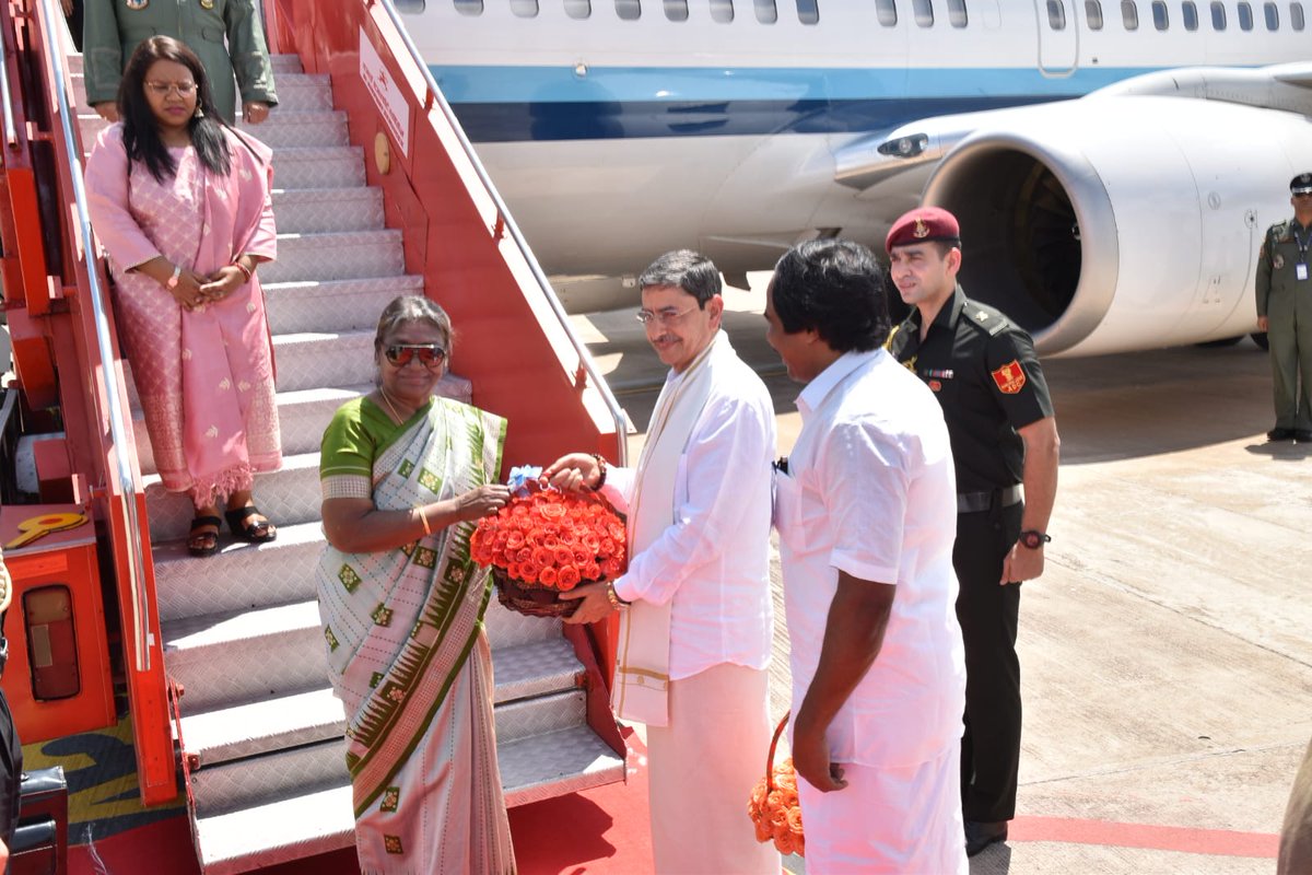 SanjayBodriya's tweet photo. #InPics | President #DroupadiMurmu arrives at #Madurai airport in #TamilNadu
(ANI) by #htTweets via Unfollowers https://t.co/HhEG8Y9yNe