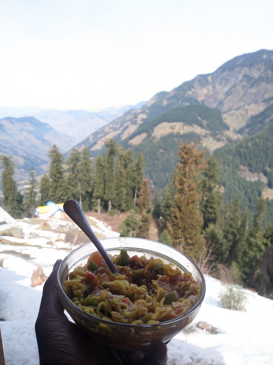 FoodRavel's tweet photo. Waking up to this view is a bliss.

#shojha #himachal #snowfall https://t.co/Ys7CewlsLu