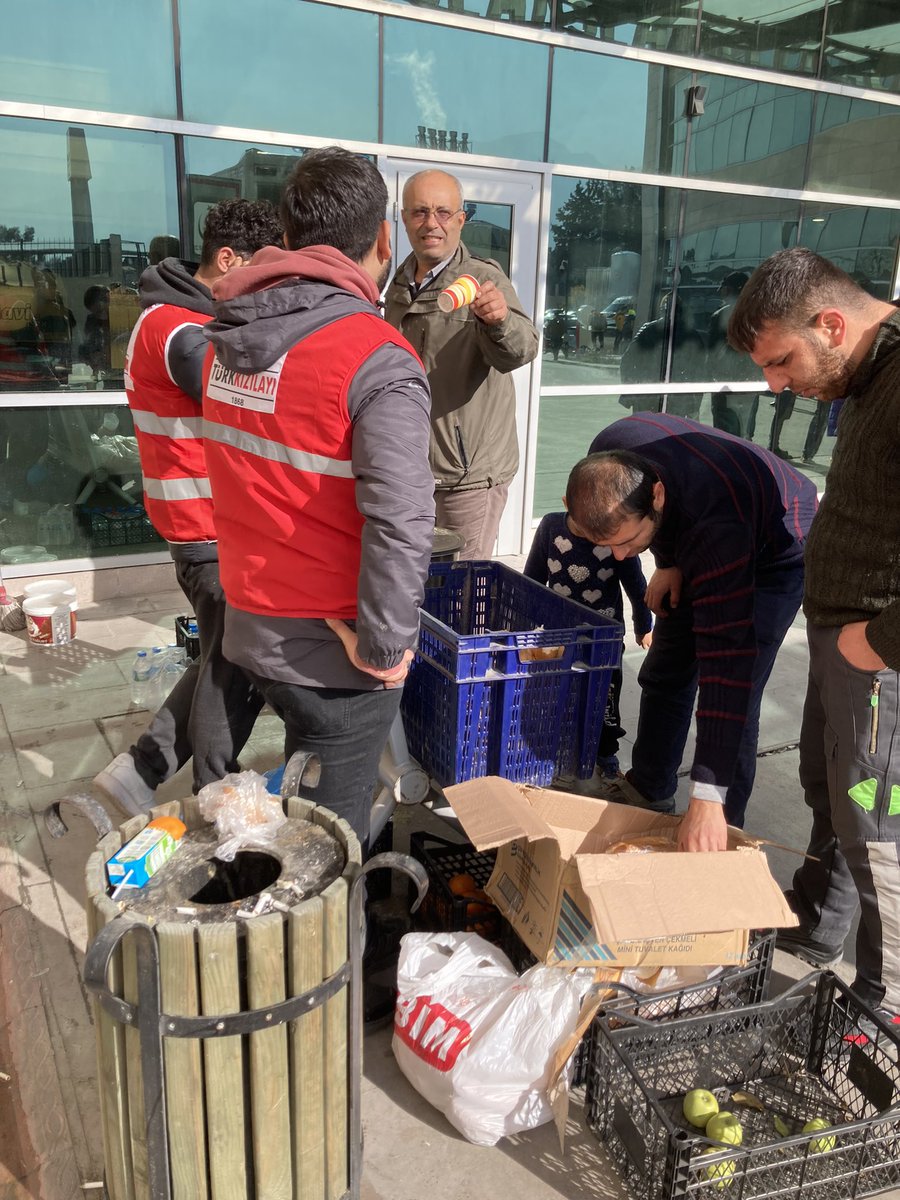 crowcrowp's tweet photo. Sahada çalışan insanlara haksızlık edilmesin ben ilk gün hataya gönüllü gidenlerdenim.uçak hava muhalefeti nedeniyle geç havalandı ancak hatay da 2. Günden itibaren  Kızılay hastane önünde her an sıcak çorba,su,yemek dağıtıyordu. https://t.co/sHsCLGA3yC