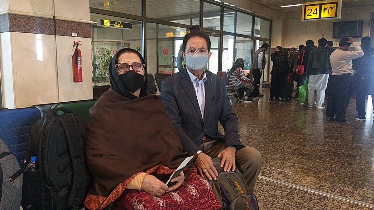 ZaeemZia's tweet photo. Safar e Ishq: Aaji and Baba and left for Najaf, Iraq for Ziarah! Khuda salamat rakhay! 

Prayers!

Alhamdolillah 💞❤️💖 @DanishSadia https://t.co/phBNrZvZvW