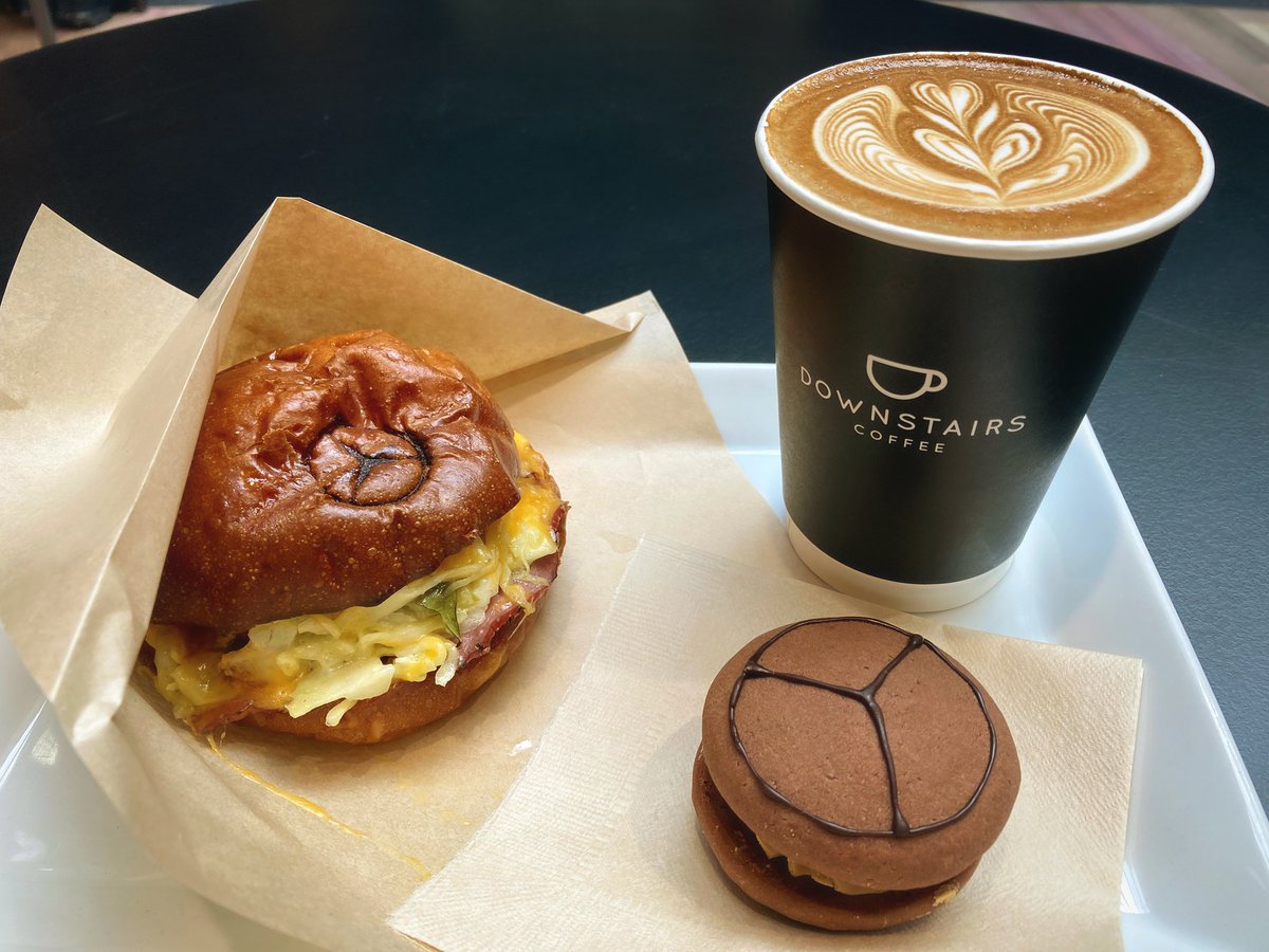 moto20520's tweet photo. 今日のランチ🍽はいつものテッパン😆😆
ビーフストラミサンド＆ウーピーパイ＆ホットラテ☕️🍔
 #メルセデスミー  #メルセデスミー東京  #DOWNSTAIRScoffee https://t.co/oxQ8yHmaEb