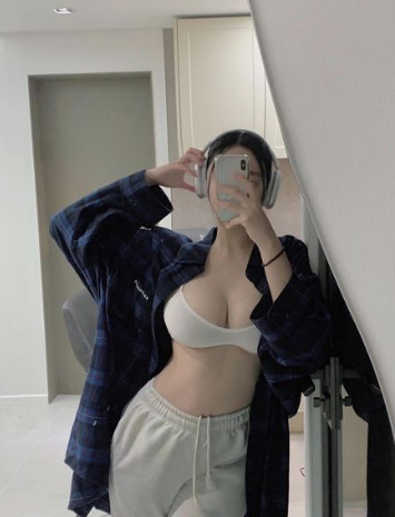 一会去健身啦练肥臀！好喜欢玩3p！被使劲后入大屁股，嘴里还吃着J8，点赞里抽2个加微信聊聊呀~#大奶子 #清纯