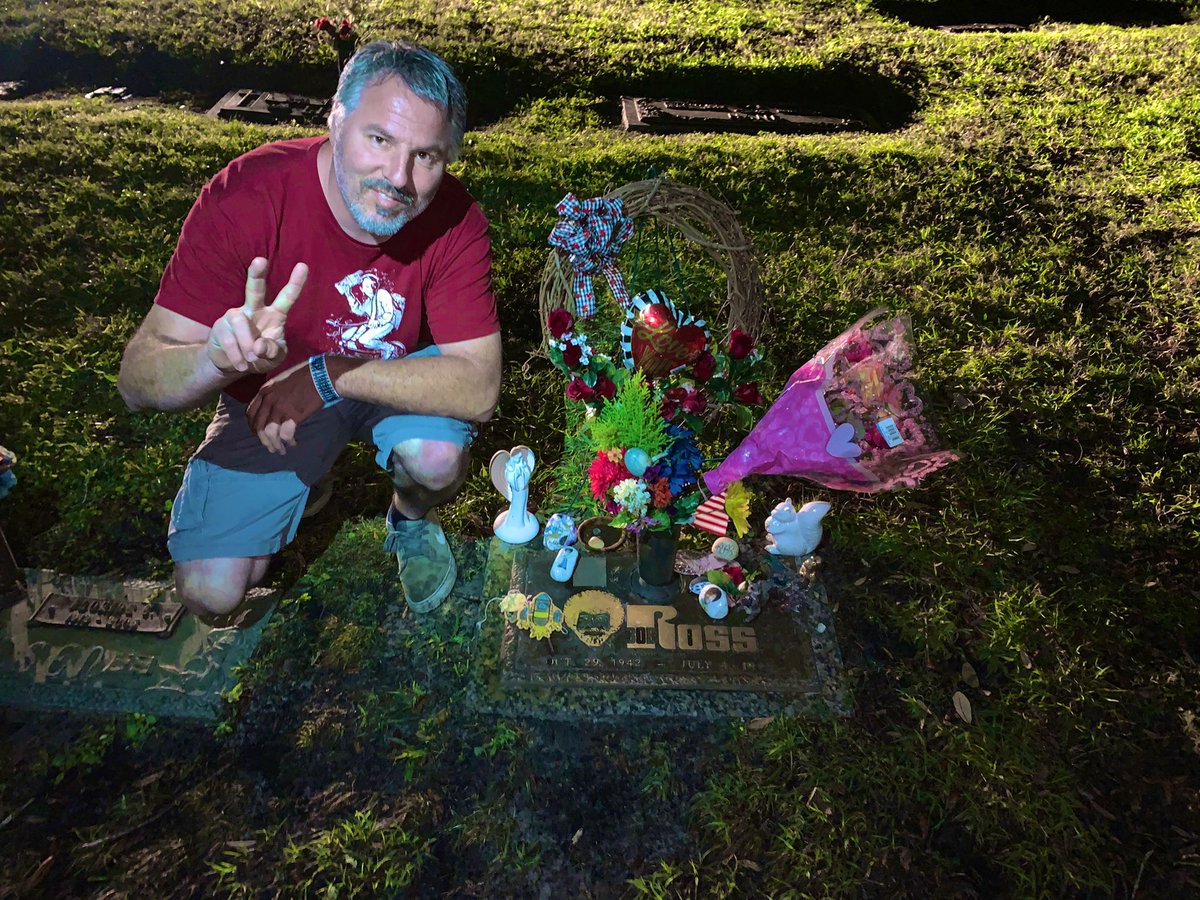 Straight up, u ain’t lived until u snuck into a cemetery at midnight to get a pic with the King of the Canvas…… Bob Ross 🖌🎨

Paint in Peace Bob ✌🏼