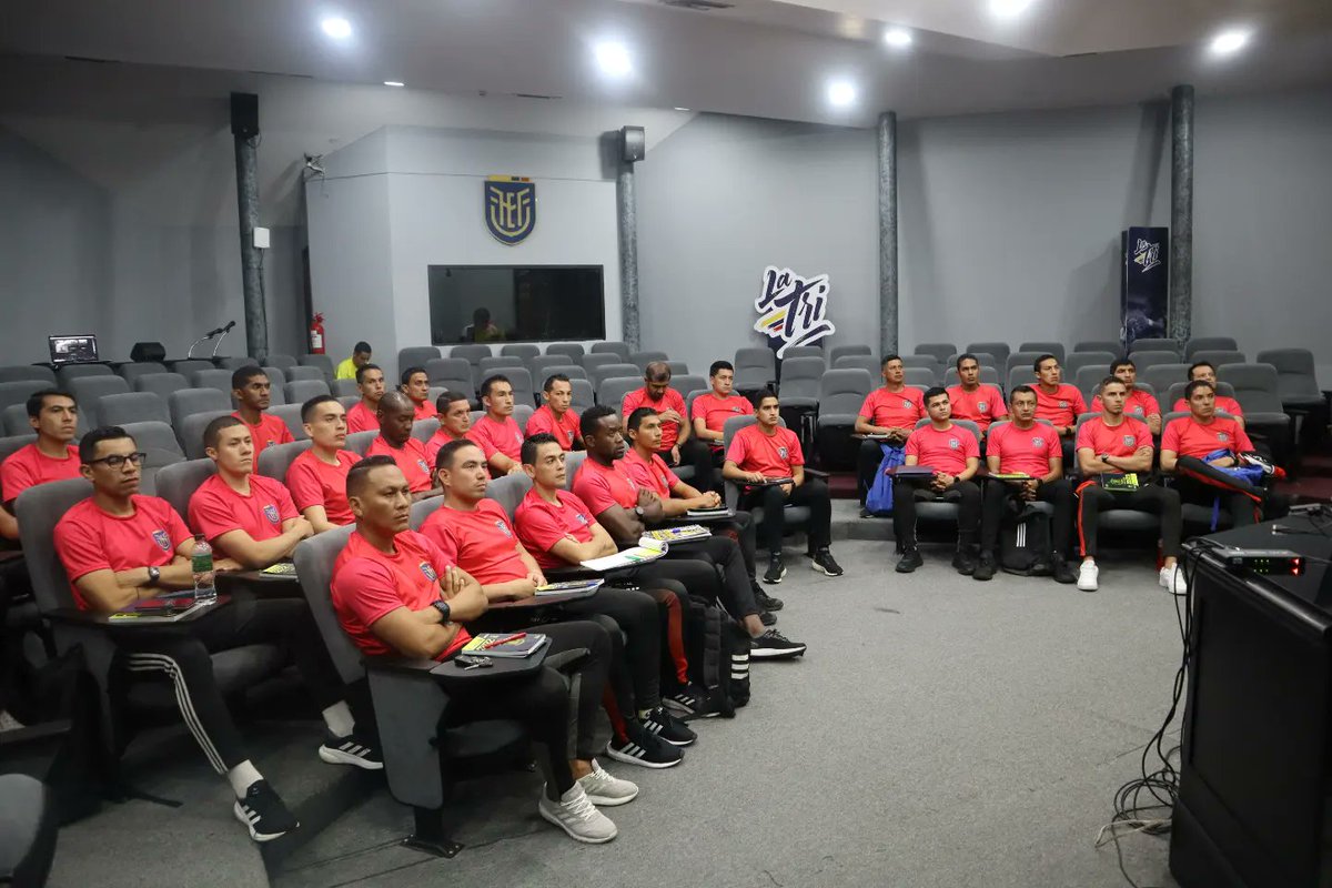 WilsonAvilaP's tweet photo. Hoy se inauguró la pretemporada de árbitros de primera categoría serie A (grupo 1), la misma que contó con la presencia virtual del Ec. Francisco Egas y Ab. Miguel Ángel Loor (Presidentes de @fefecuador y @ligaproec ) respectivamente. https://t.co/2Zh2IizcOb