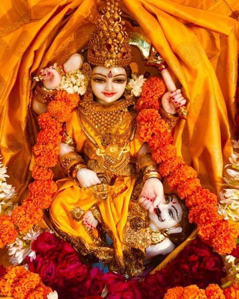 baglamukhipuja's tweet photo. यह जरूरी है कि माँ बगलामुखी का पूजन करते समय पवित्रता का विशेष ध्यान रखें। पीले वस्त्र पहनकर पीले आसन पर बैठकर ही मंत्रों का जाप करें। हल्दी की माला का ही प्रयोग करें। जप करने से पहल�� बगलामुखी कवच का पाठ अवश्य करें। https://t.co/m6Tso8R0bz