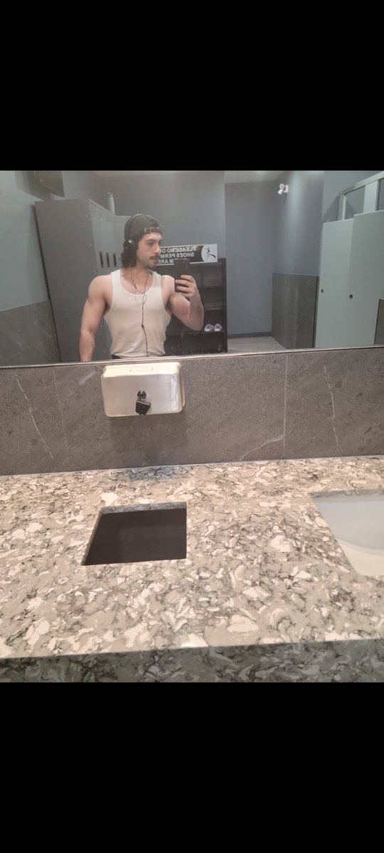 dciuffreda9's tweet photo. Progress after a year,and I'm honestly happy and disappointed. Training is easy, it's eating enough that's somehow hard for me 🤤 https://t.co/yRo8fl6jQC
