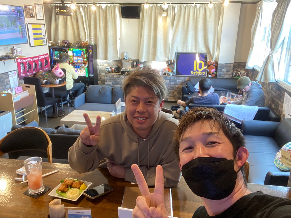 tattsuaan_keiba's tweet photo. #群馬県太田市 で焼肉馬酒場を
オープンするゆうさんが
十馬身に来てくれました🥹

3／１にオープンということで
#焼肉 を食べながら
#競馬　を見れるお店ということで絶対最高空間確定！😎

近くの方は必ず行ってみてください😊
可愛い女の子もいるそうです笑
オープンしたら行くぞ😄
@saranheyo3000 https://t.co/Tsyr4mLl0q