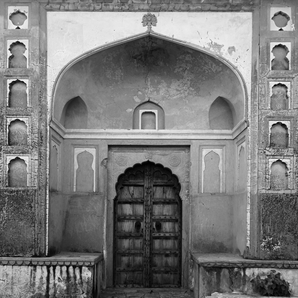 mananchrome's tweet photo. waiting for you to open;
portrait of a door.

the pink city, 2023.

#door #monument #jaipur #blackandwhitephotography #mananchrome https://t.co/4vRSrpSTkd
