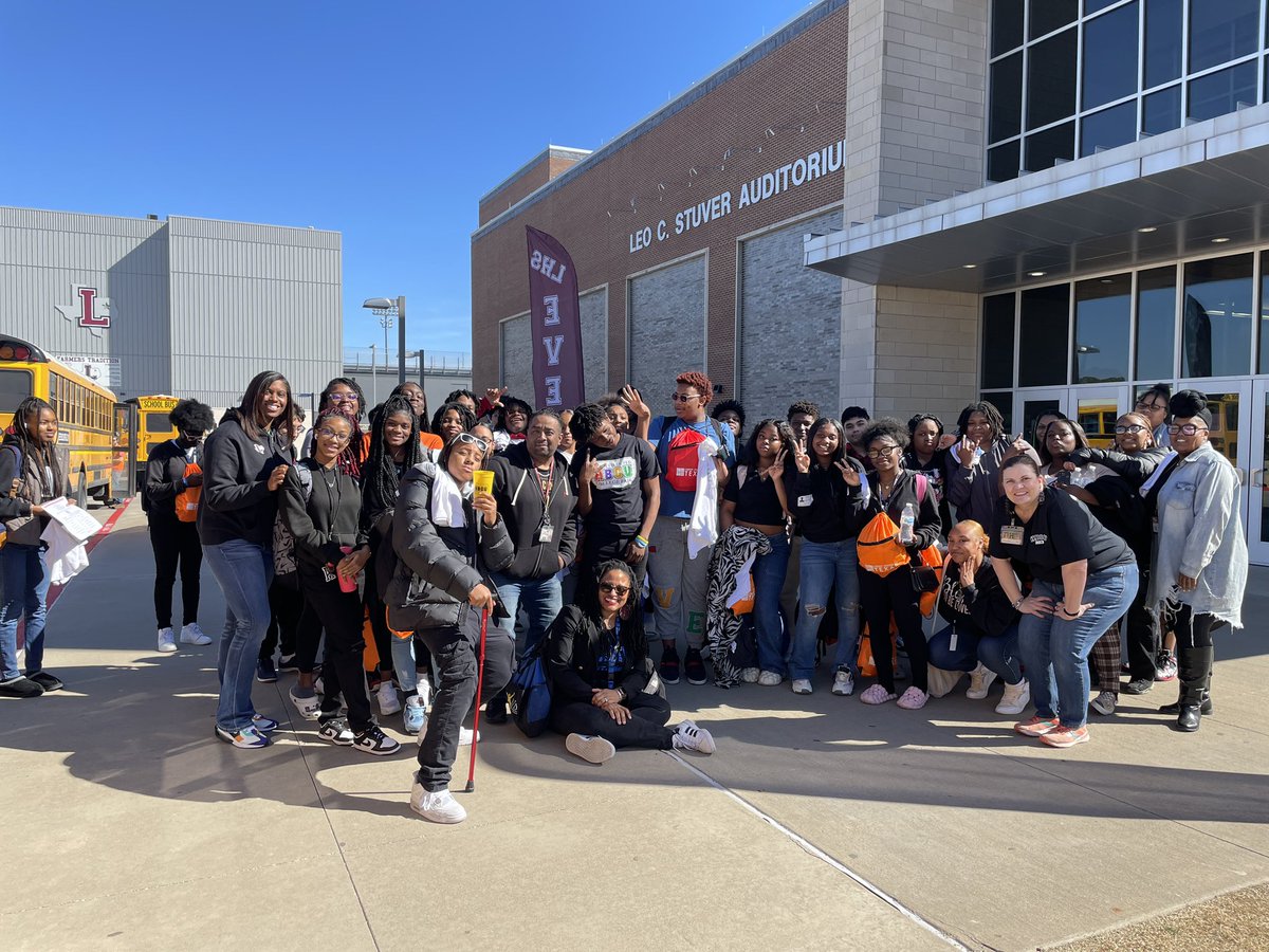 DigiKolo's tweet image. The LISD HBCU fair was a success! Our students learned about HBCUs, met alumni &amp;amp;networked with various innovative groups! I'm happy to have been a part of the committee with @MrMLMorris &amp;amp; many more! Here's to more days like this @LHSHarmon  @WitterELA @LaTishaMcGee17 #lisdhbcu