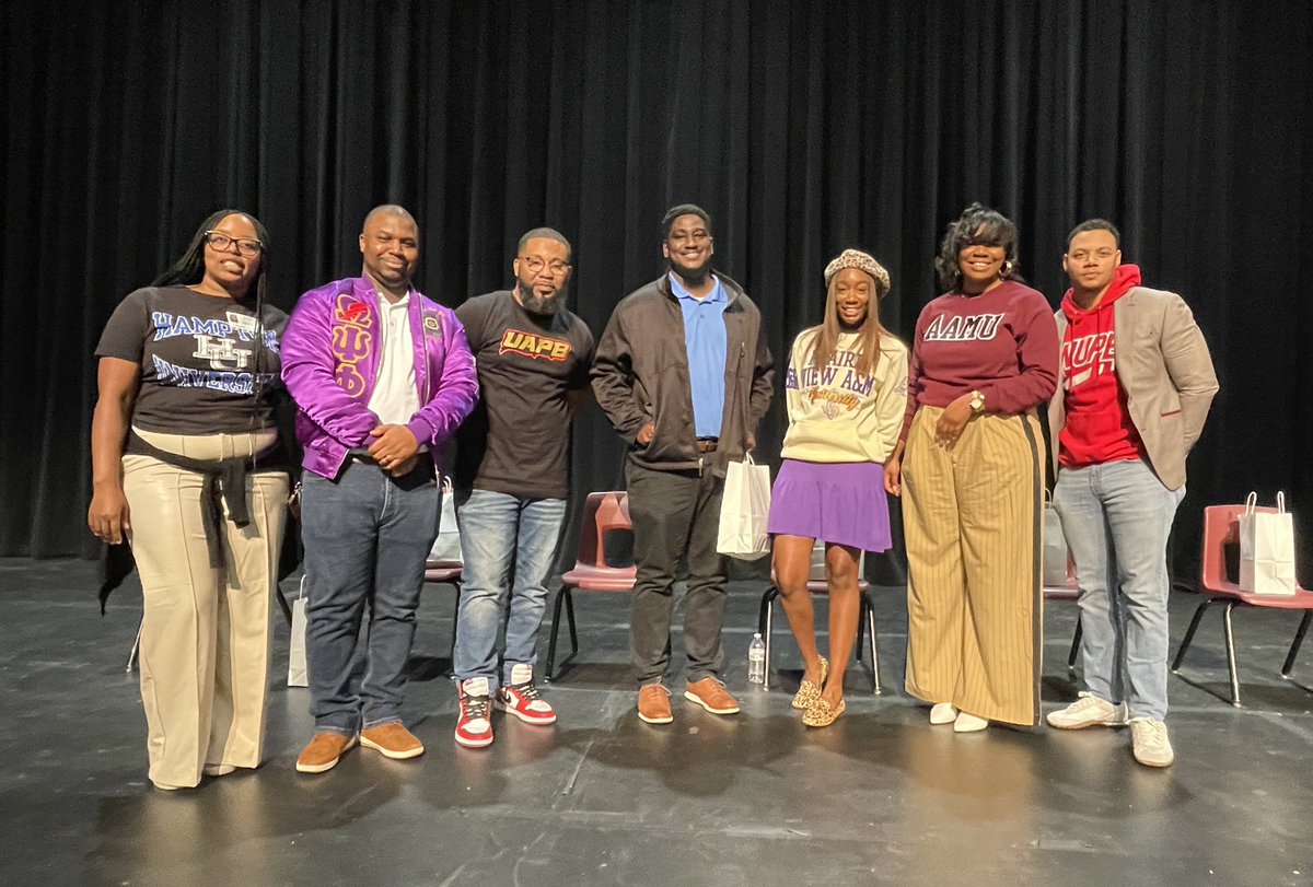 DigiKolo's tweet image. The LISD HBCU fair was a success! Our students learned about HBCUs, met alumni &amp;amp;networked with various innovative groups! I'm happy to have been a part of the committee with @MrMLMorris &amp;amp; many more! Here's to more days like this @LHSHarmon  @WitterELA @LaTishaMcGee17 #lisdhbcu