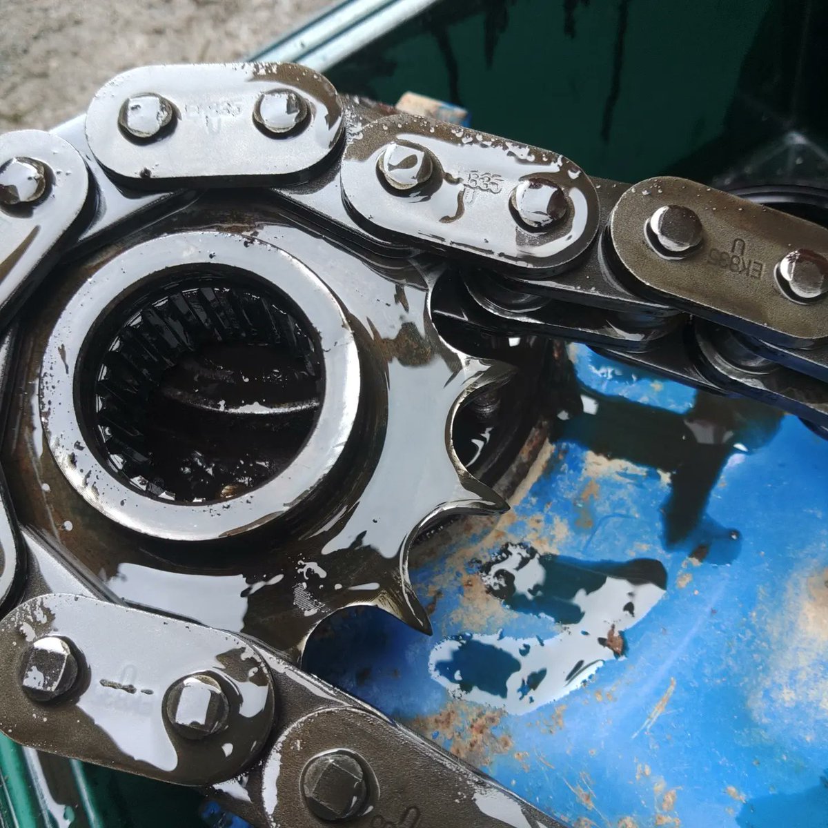 雪溶けたからトラクター整備☀️💦　昨年春に親父が田んぼ耕そうとして「ロータリー空回りしあかんわあ」と言い残したまま放置してたんで　ようやく修理開始♪いやまずは原因追求
これって　スプロケ　ちびりまくりやんなあ？
農機具詳しいメカニックさんおられませんか？